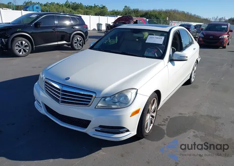 2014 Mercedes-Benz C 250 Luxury z USA, uszkodzony, nr VIN WDDGF4HB7ER309869
